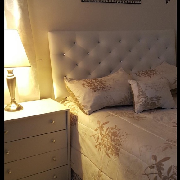 Tuffed headboard